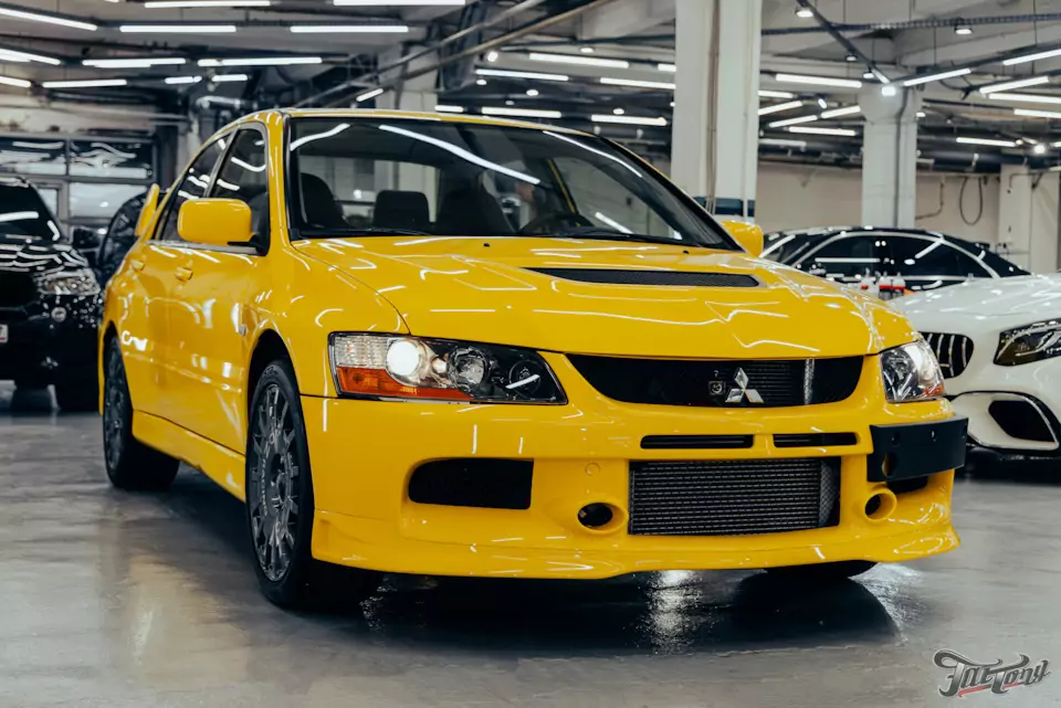 Частичная покраска Mitsubishi Lancer Evolution с подбором цвета: старая краска снялась вместе с пленкой!